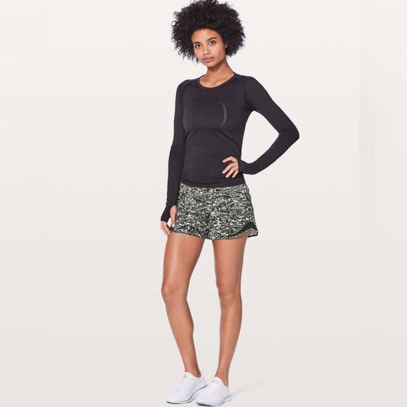 Lululemon‎ Hotty Hot Short II Long 4" Liquid Platinum Alpine White Black sz4 - Picture 1 of 9